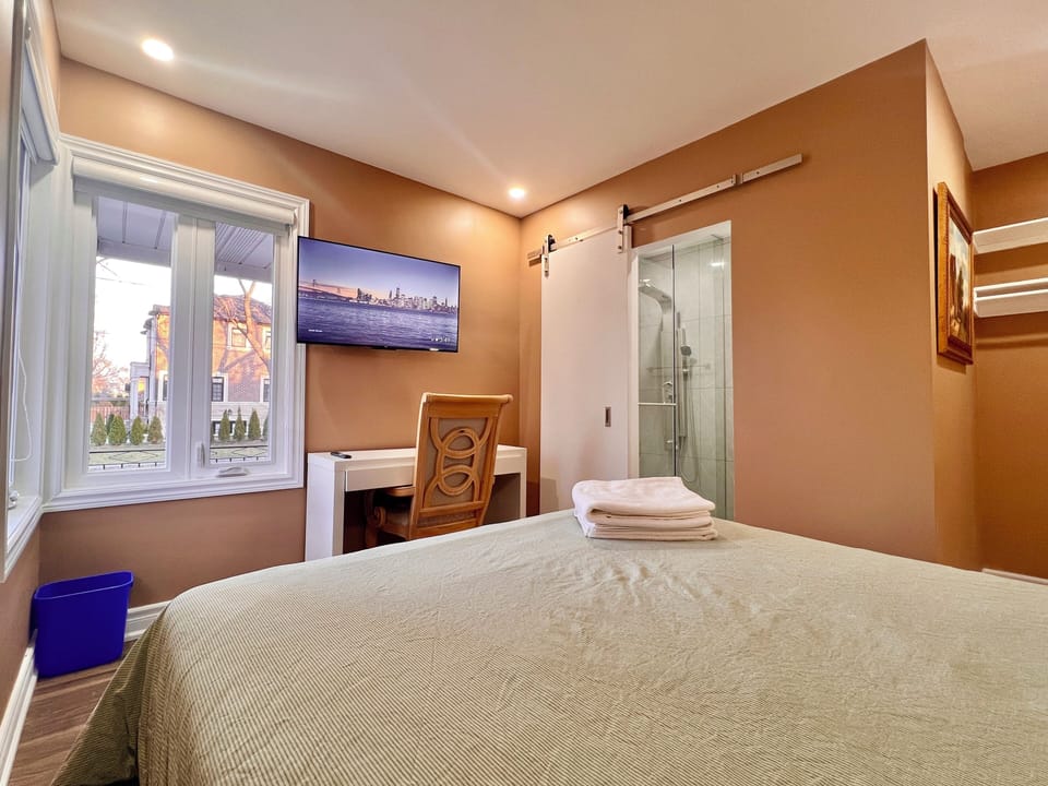 Comfort Room, 1 Queen Bed, Private Bathroom | Egyptian cotton sheets, premium bedding, desk, laptop workspace