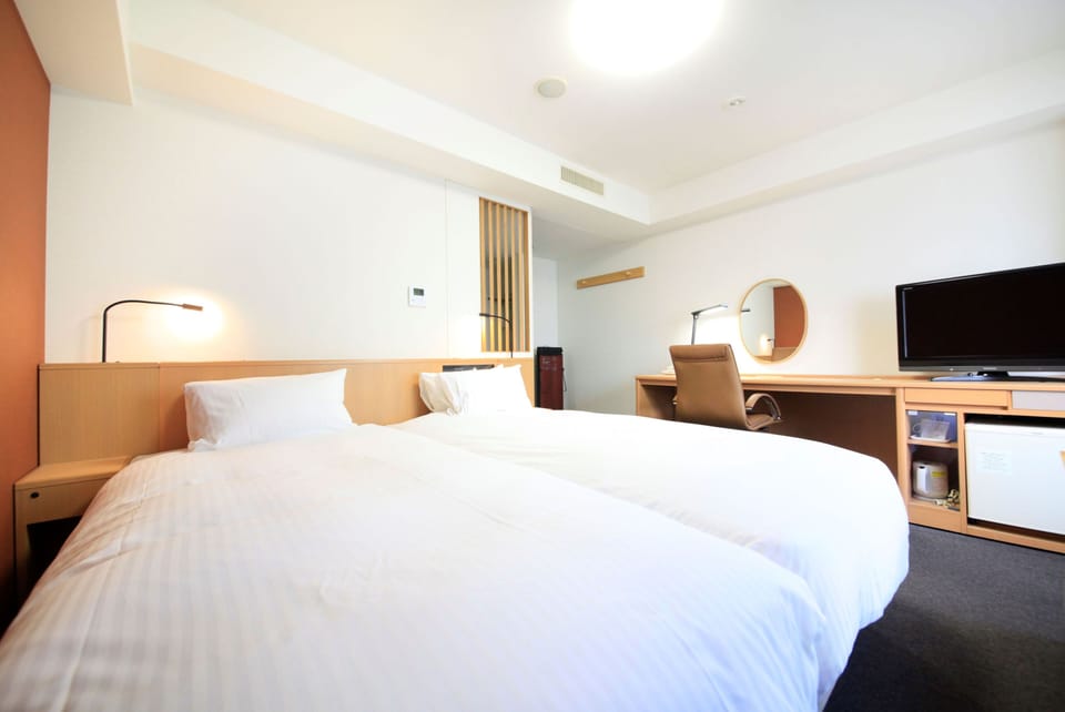 Standard Twin Room, Non-Smoking | Desk, laptop workspace, free WiFi, bed sheets