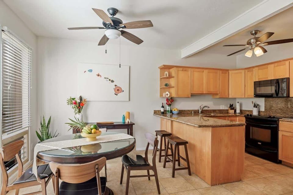 Dining Area & Kitchen