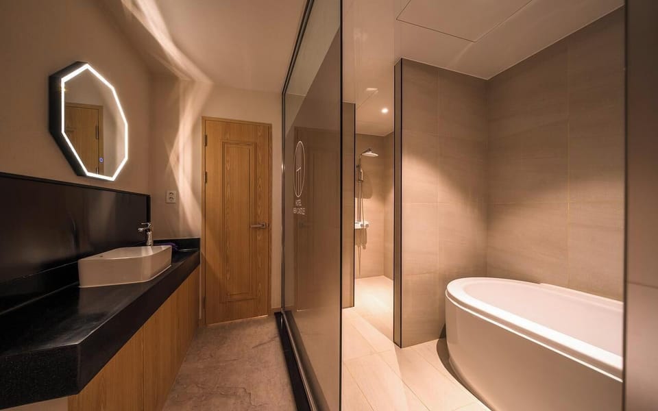 Deluxe Twin Room | Bathroom | Rainfall showerhead, free toiletries, hair dryer, bathrobes