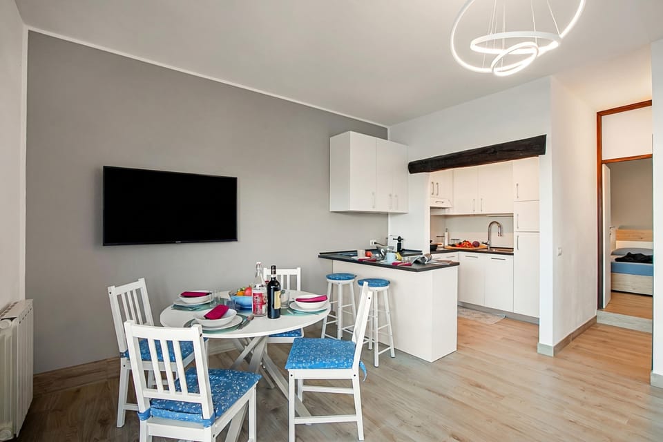 Family House, Multiple Bedrooms, Mountainside (Lake View Terrace Over The Borromean) | Dining