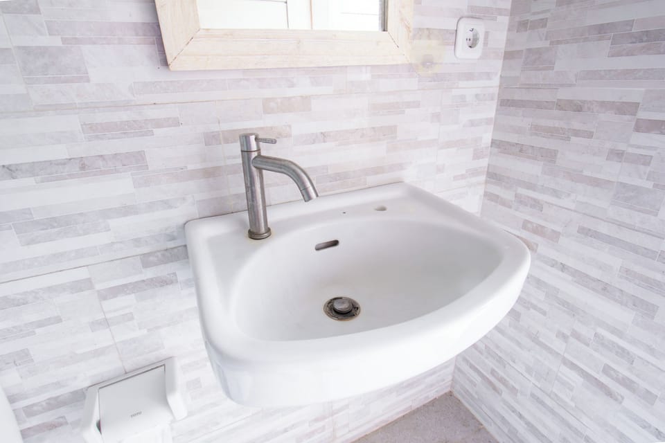 Deluxe Studio | Bathroom | Shower, towels