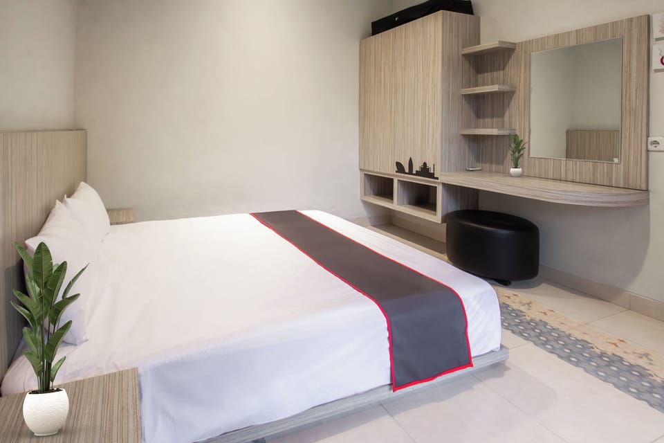 Deluxe Studio | Desk, bed sheets