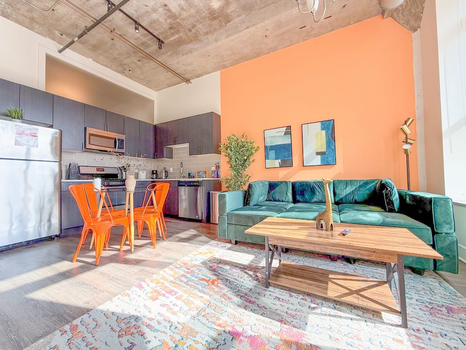 Spacious living room with a lot of daylight and large windows.
