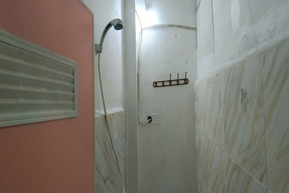 Standard Twin Room | Bathroom | Shower, towels