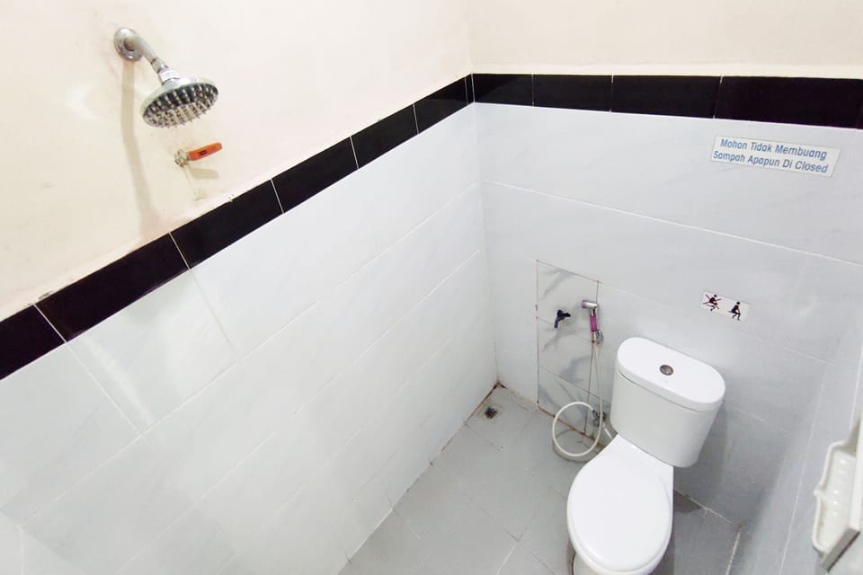 Standard Double Room | Bathroom | Shower, towels