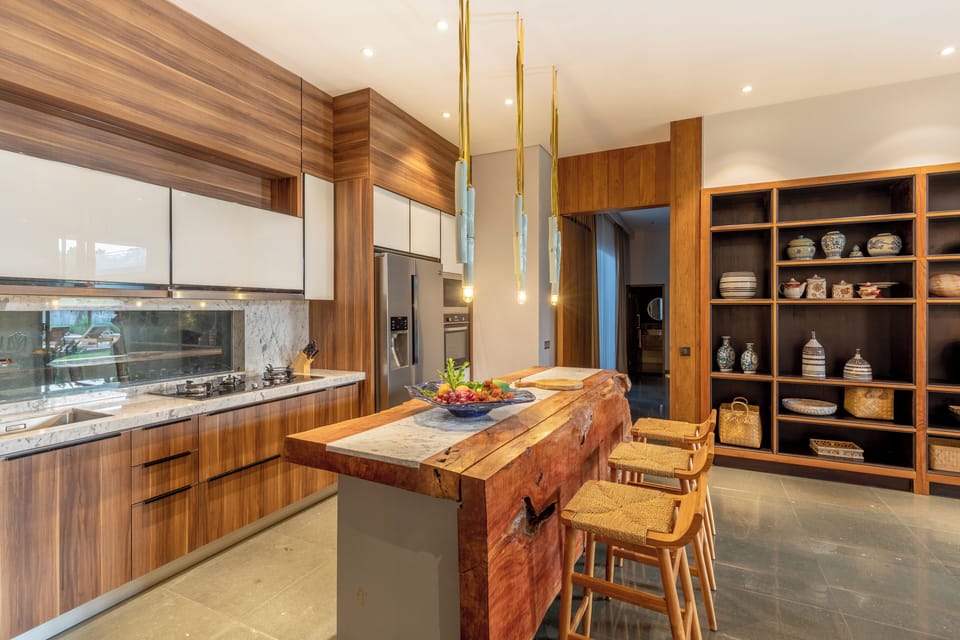 Full-size fridge, microwave, oven, stovetop