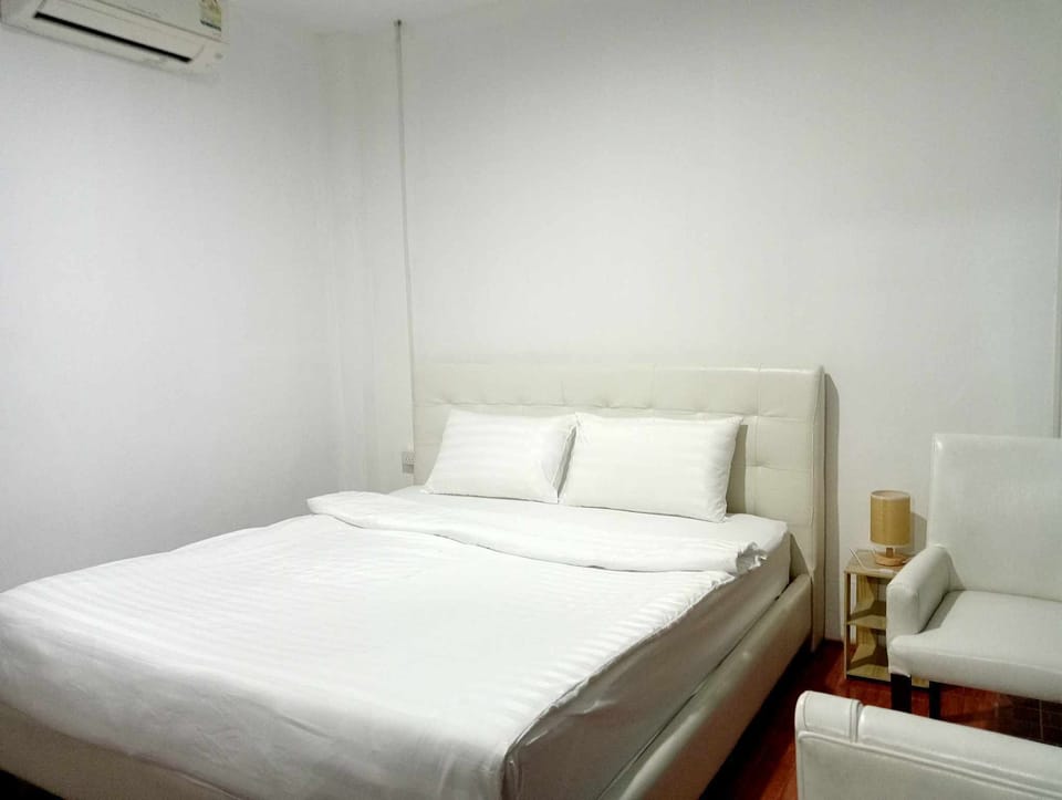Basic Cottage | Individually furnished, desk, free WiFi, bed sheets