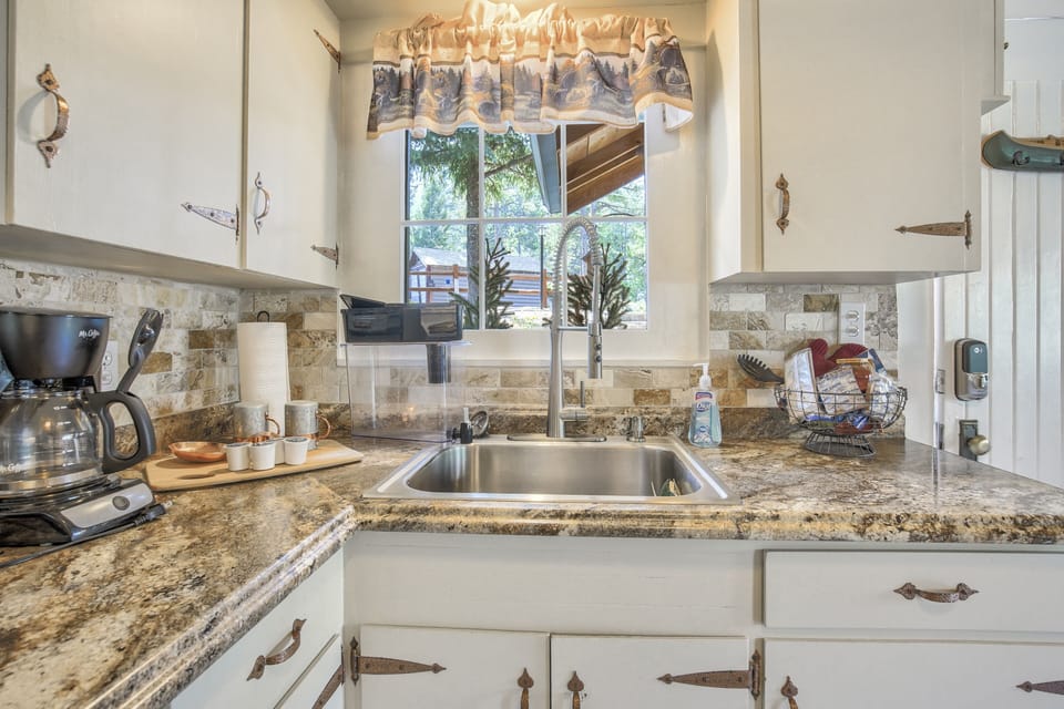 House | Private kitchen | Microwave, oven, toaster, cookware/dishes/utensils
