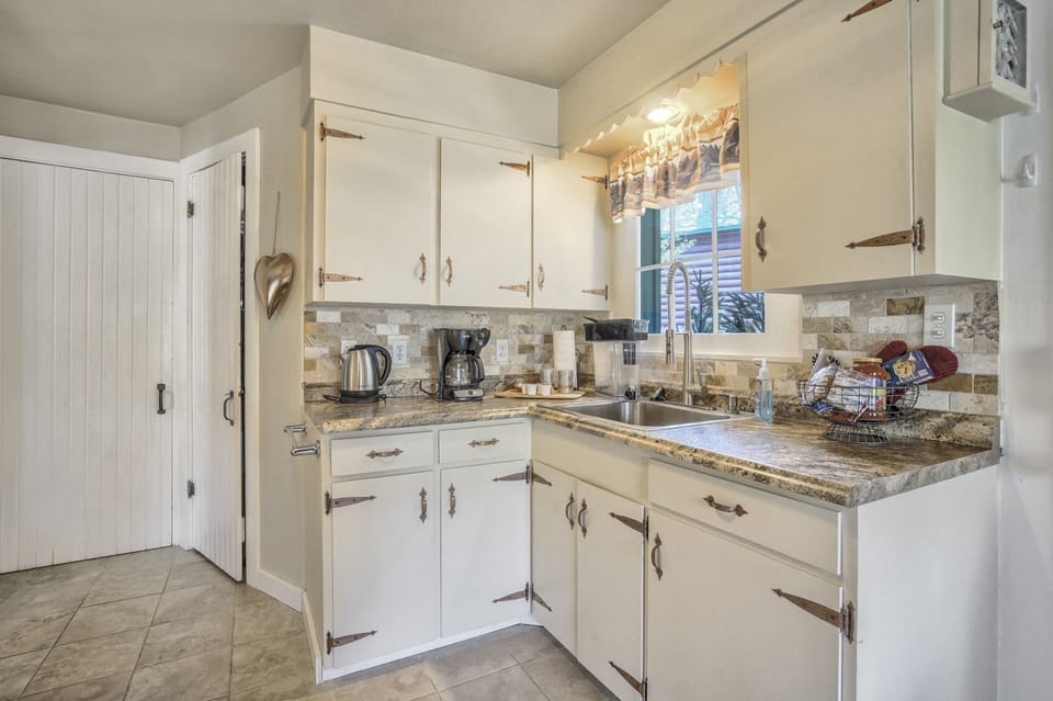 House | Private kitchen | Microwave, oven, toaster, cookware/dishes/utensils