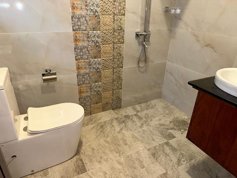 Shower, rainfall showerhead, towels