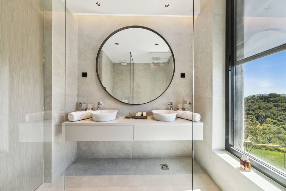Shower, rainfall showerhead, free toiletries, hair dryer