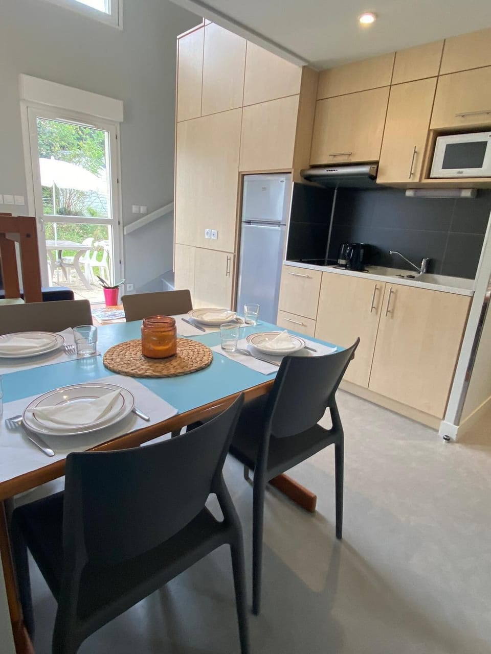 Apartment, 1 Bedroom | Private kitchen | Fridge, microwave, stovetop, cookware/dishes/utensils