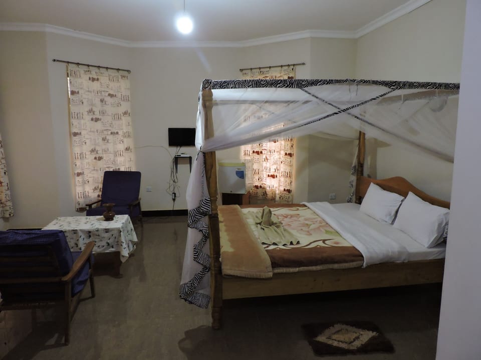 Basic Double Room | Desk, laptop workspace, blackout drapes, iron/ironing board