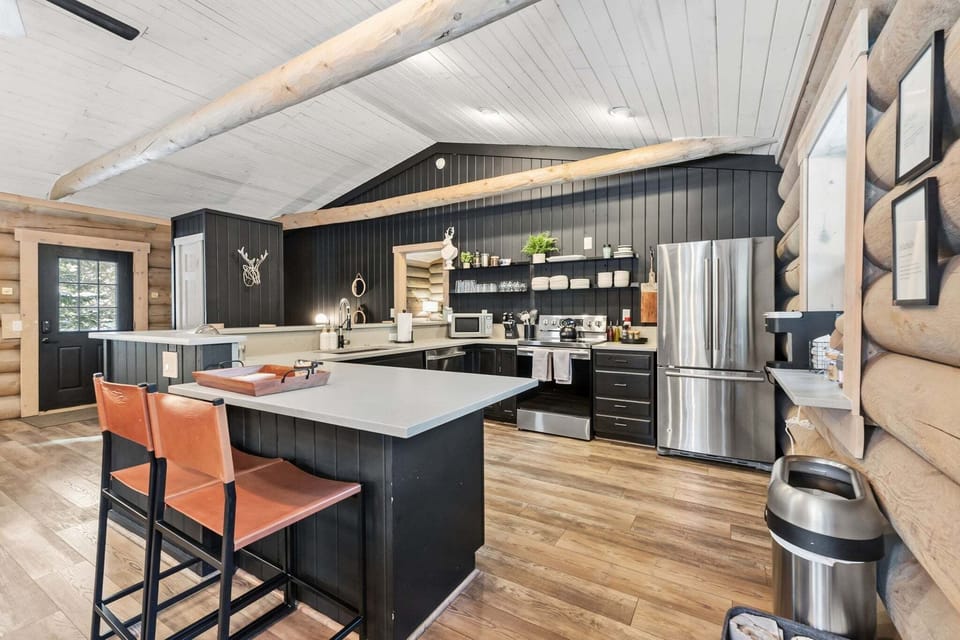 Gourmet-Ready Kitchen — Fully stocked with everything you need to cook at home—easy breakfasts, cozy dinners, and après snacks. 🍳✨