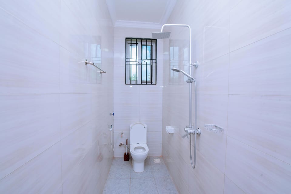 Standard Twin Room | Bathroom | Slippers