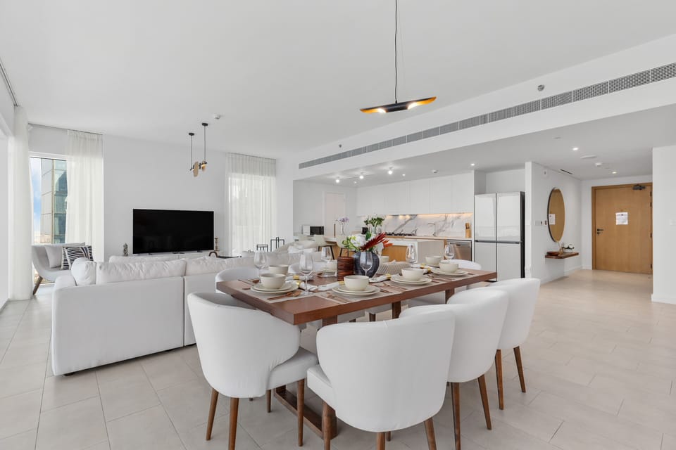 Deluxe Apartment, 4 Bedrooms | Dining room