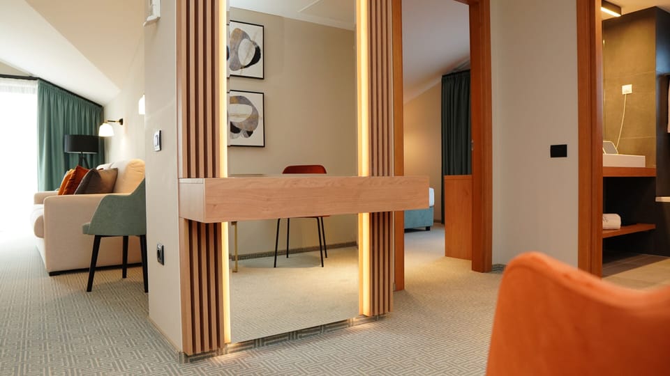 Comfort Apartment | In-room safe, desk, laptop workspace, blackout drapes