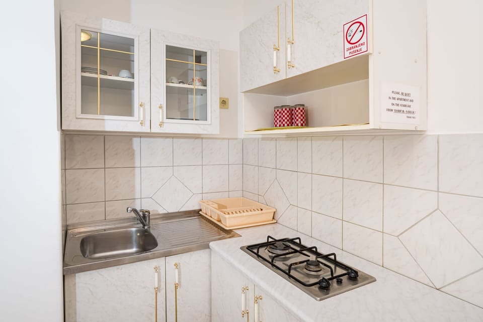 Apartment, 1 Bedroom, Balcony, Garden View | Private kitchen