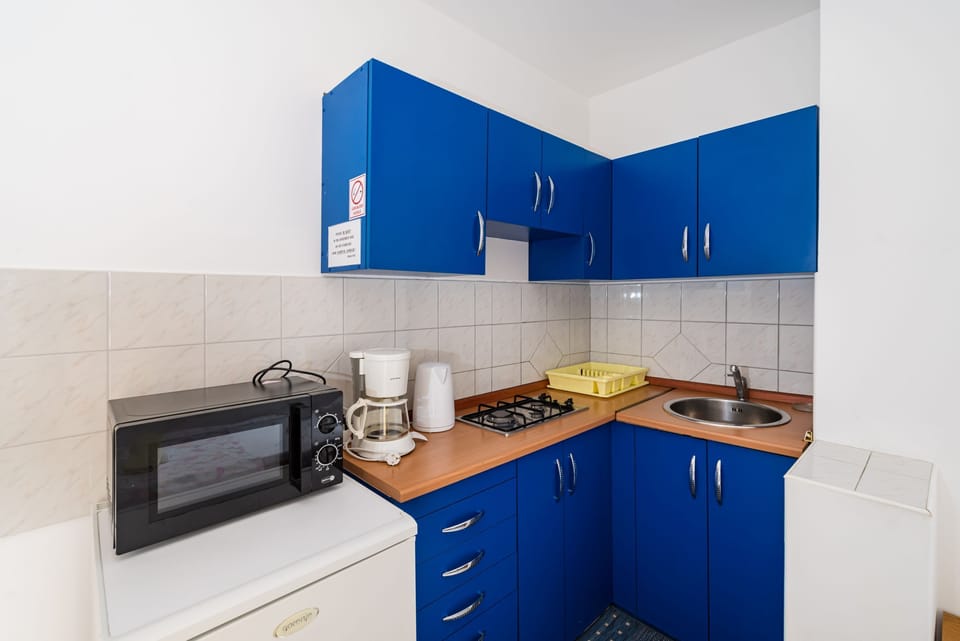 Apartment, 1 Bedroom, Balcony, Garden View | Private kitchen