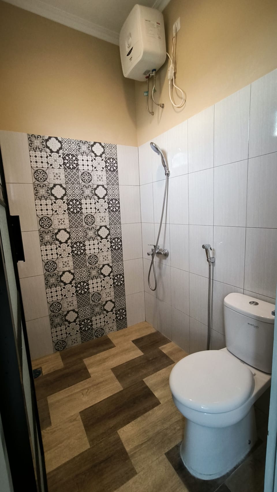 Deluxe Double Room | Bathroom | Shower, rainfall showerhead, towels