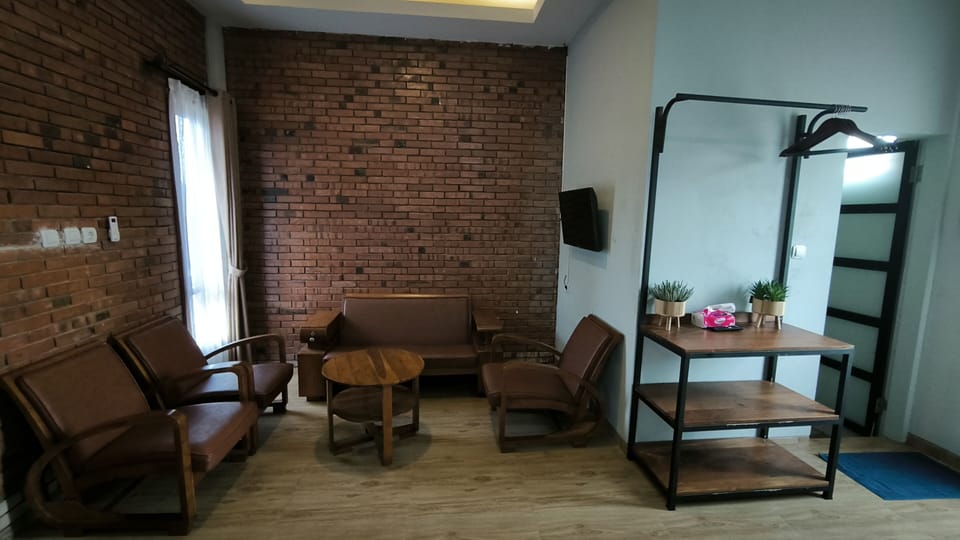 Family Studio Suite | Living area | 32-inch flat-screen TV with cable channels