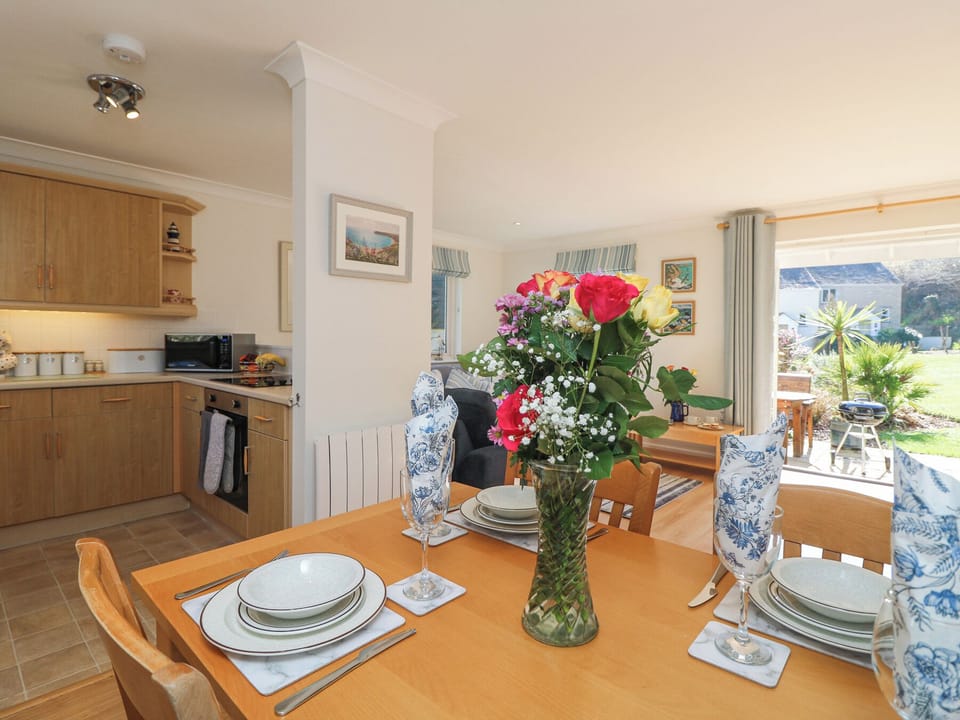 Cottage | Dining