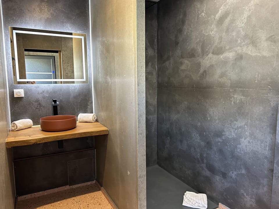 Shower, rainfall showerhead, free toiletries, hair dryer