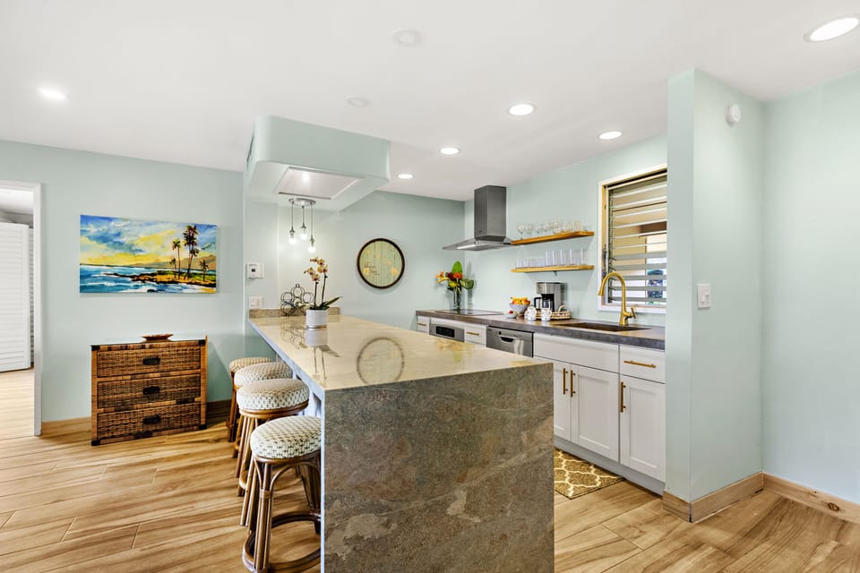 Modern Kitchen - Enjoy Modern Kitchen Island Dining for 4!