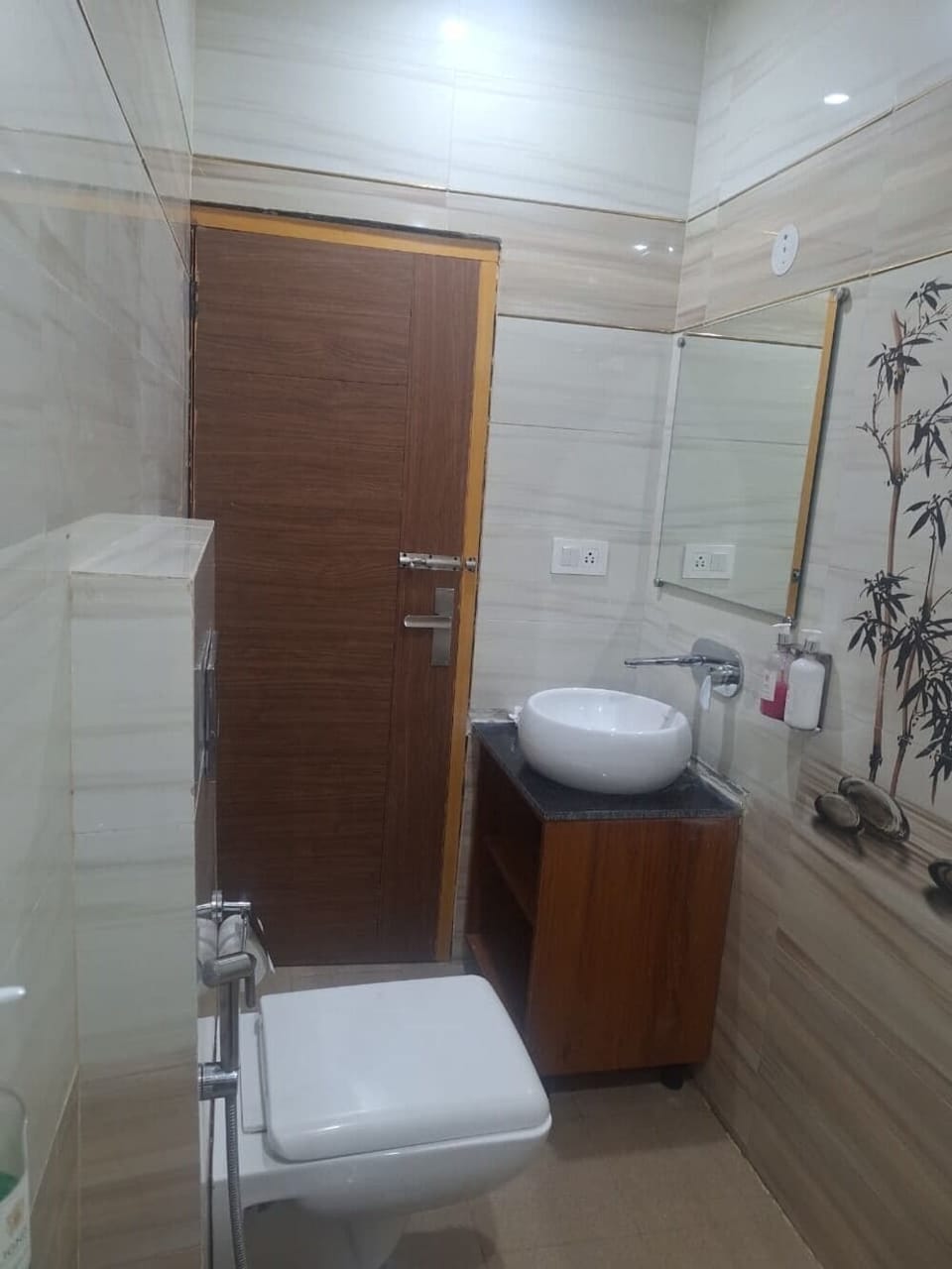 Shower, rainfall showerhead, free toiletries, towels