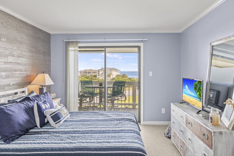 Primary Bedroom w/ Queen Bed & Ocean View