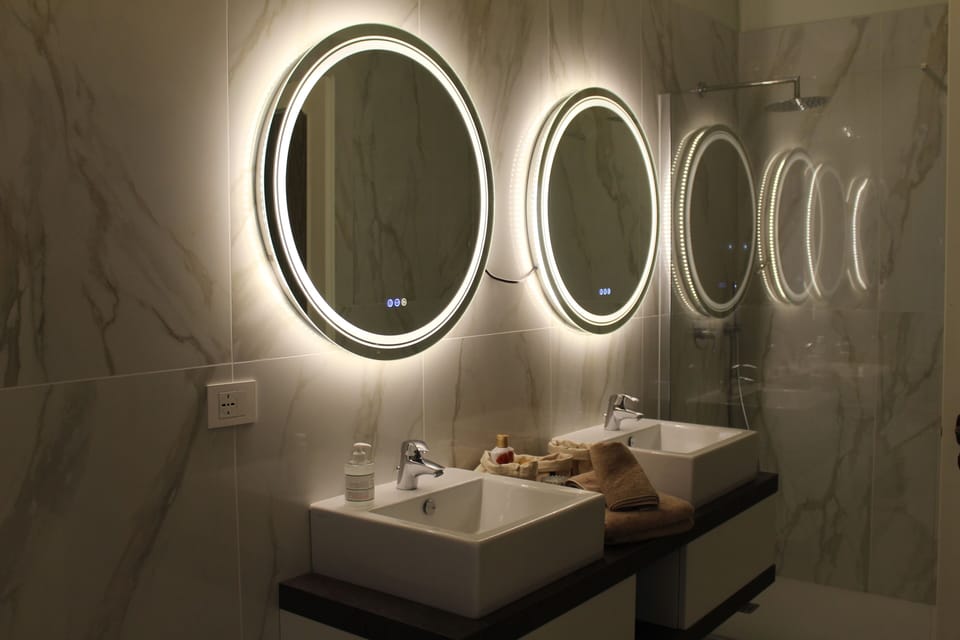 Deluxe Room | Bathroom | Hair dryer, bathrobes, slippers, bidet