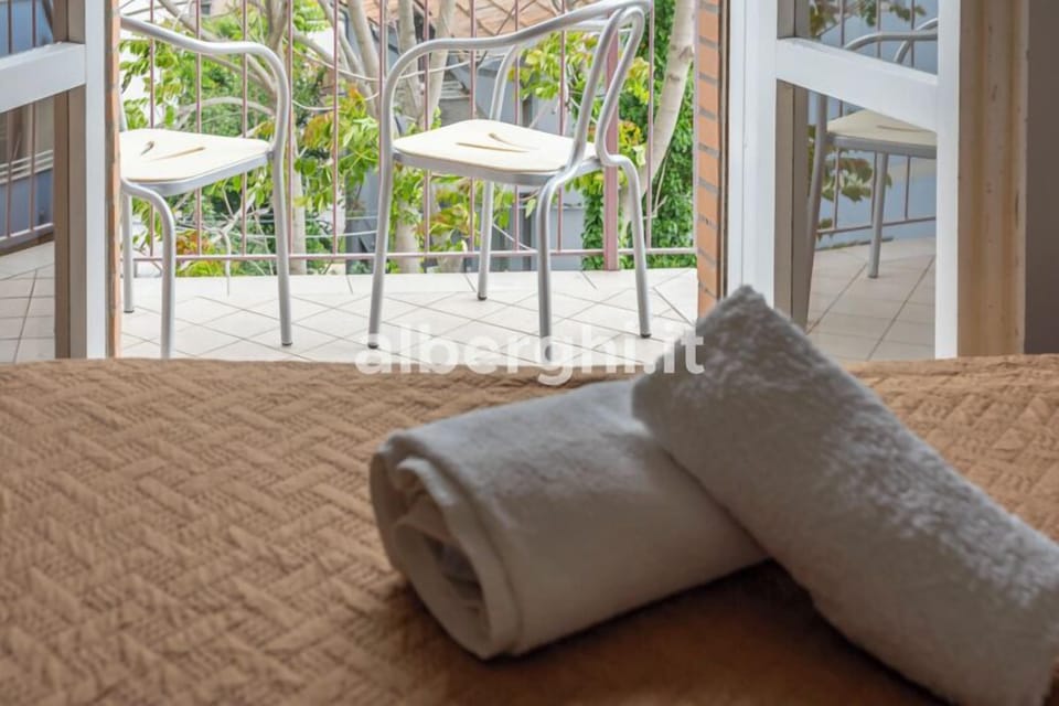 Classic Triple Room | Desk, laptop workspace, free WiFi