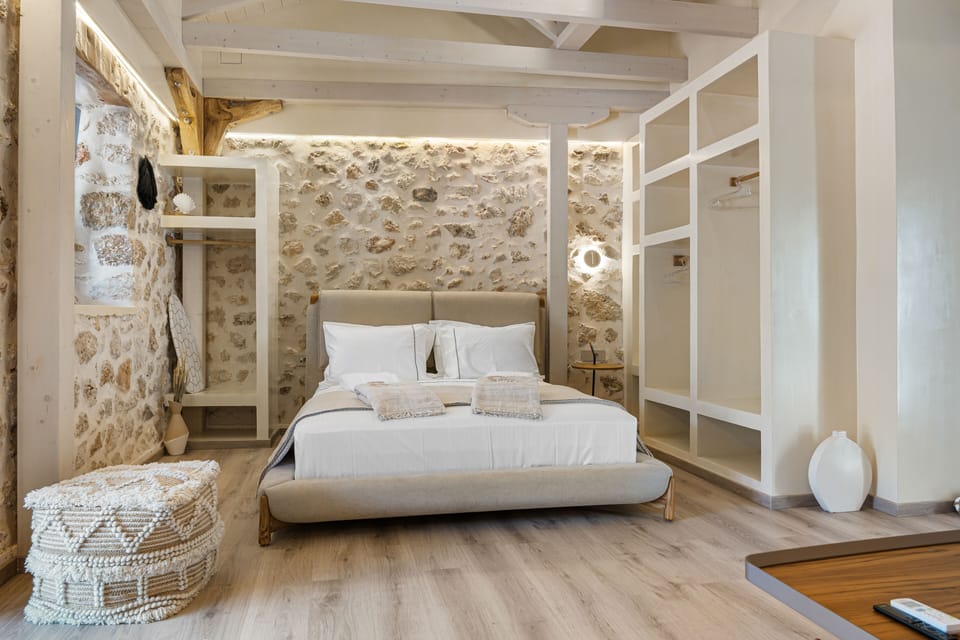 Deluxe Suite, Sea View | 1 bedroom, desk, laptop workspace, soundproofing