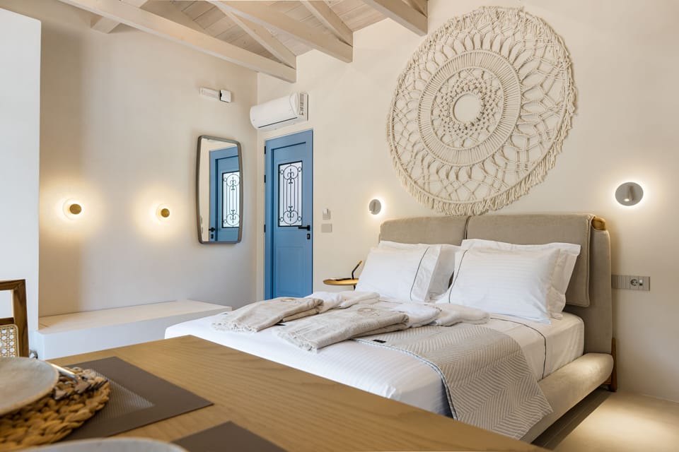 Junior Suite, Sea View | 1 bedroom, desk, laptop workspace, soundproofing