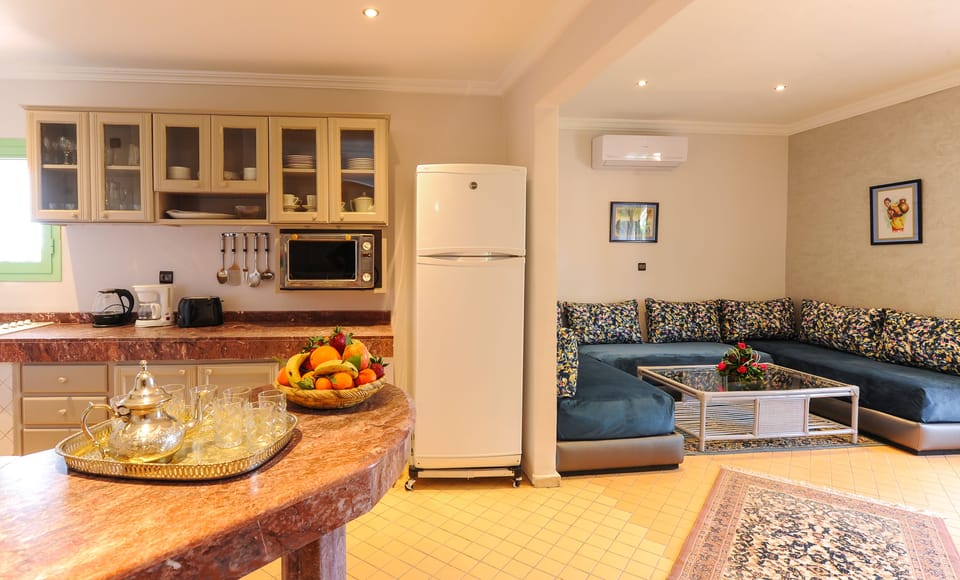 Standard Apartment | Private kitchen | Full-size fridge, microwave, oven, stovetop