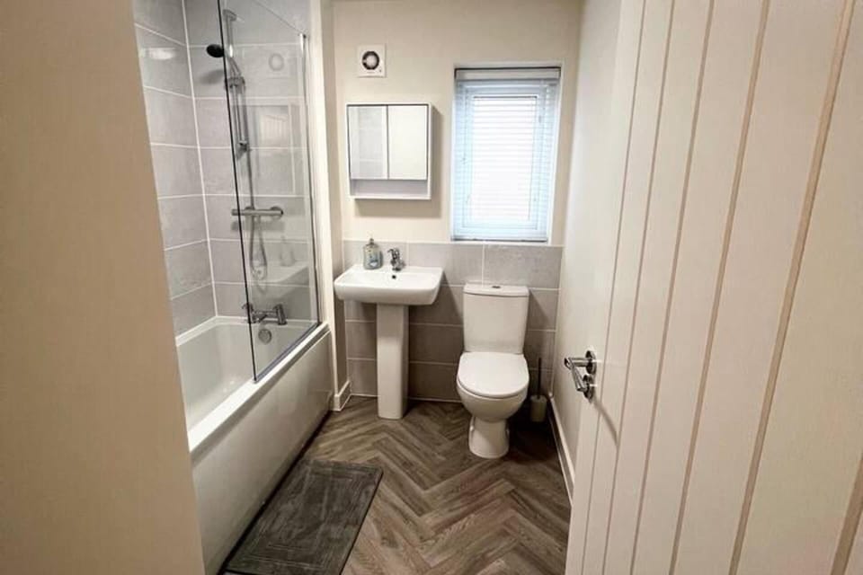 Combined shower/tub, deep soaking tub, towels