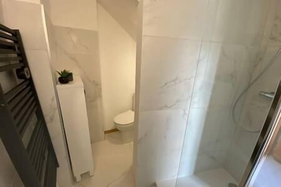 It has a washing-machine behind the wall