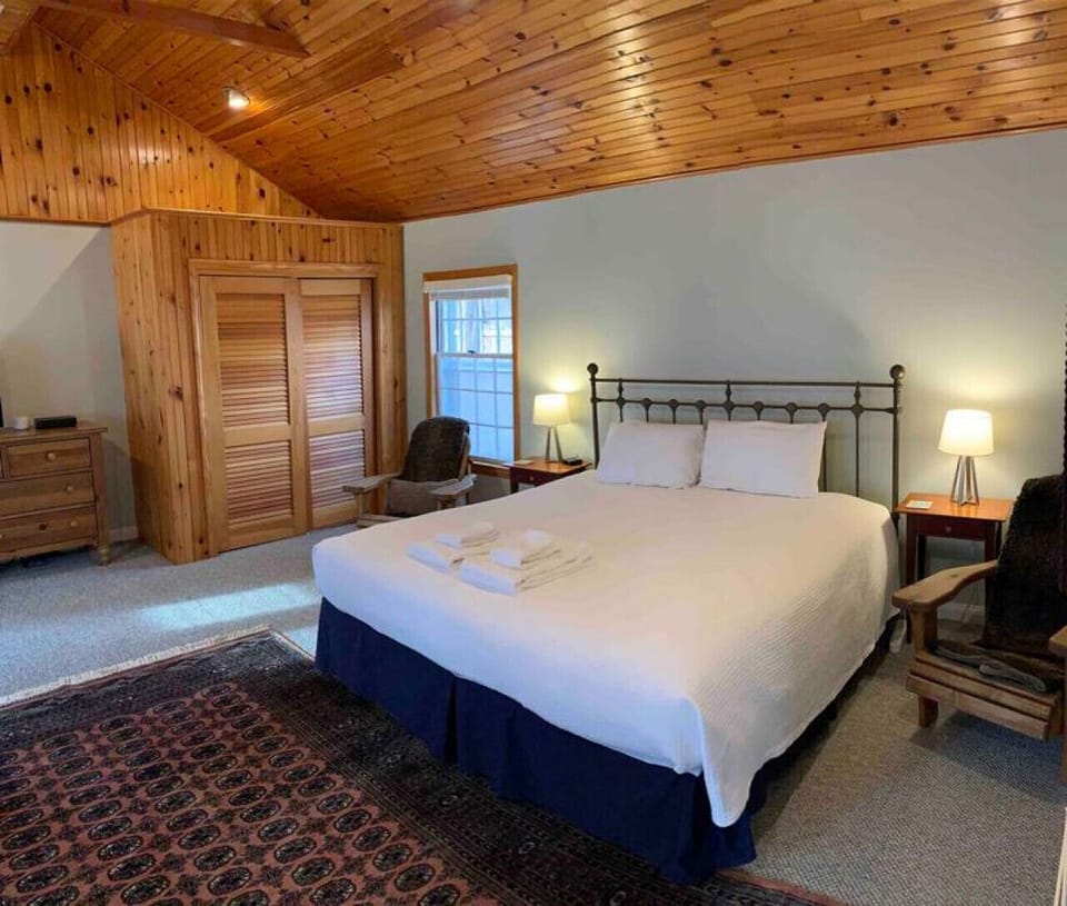 Very comfortable king size bed, linens included