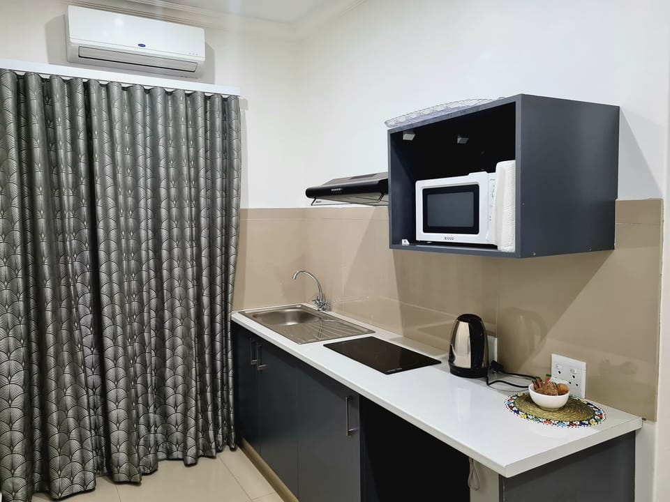 Executive Room | Private kitchenette | Toaster, cookware/dishes/utensils, paper towels