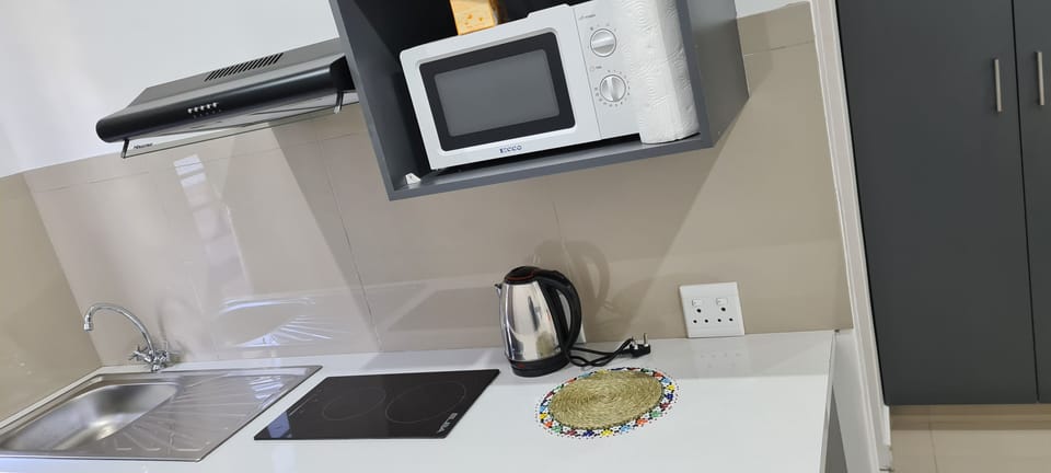 Executive Room | Private kitchenette | Toaster, cookware/dishes/utensils, paper towels