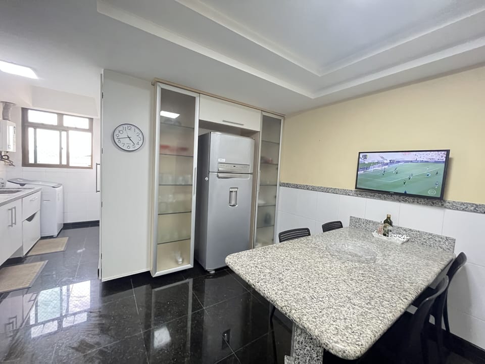 Deluxe Apartment, 4 Bedrooms, Jetted Tub, Bay View | Private kitchen | Full-size fridge, microwave, oven, stovetop