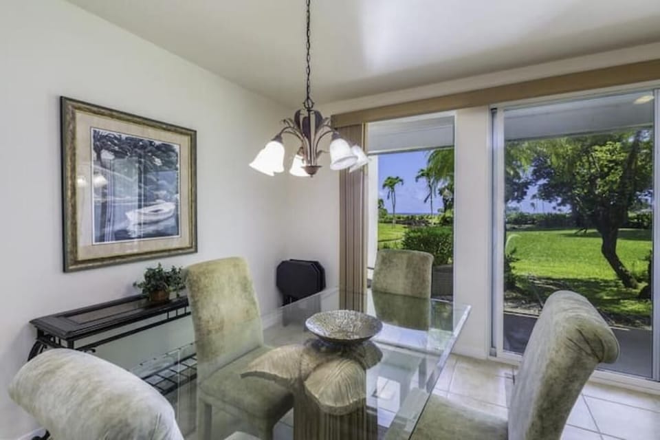 Dining room overlooking the lanai
