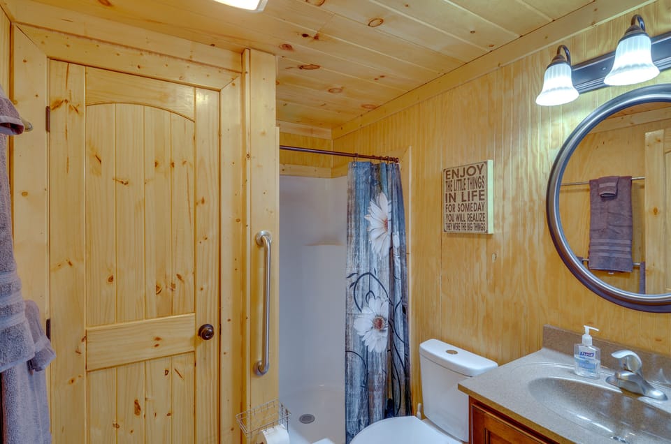 Bathroom | Complimentary Toiletries | Towels Provided
