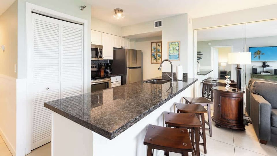 Fully Equipped Kitchen with 4 Counter seats 