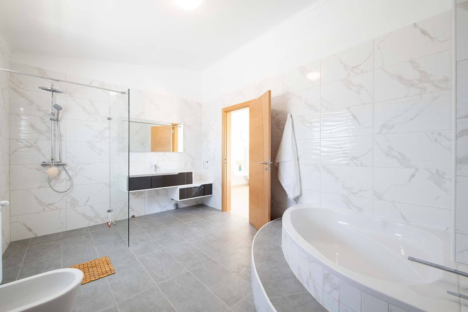 Main Villa - Bedroom 1 - Bathroom