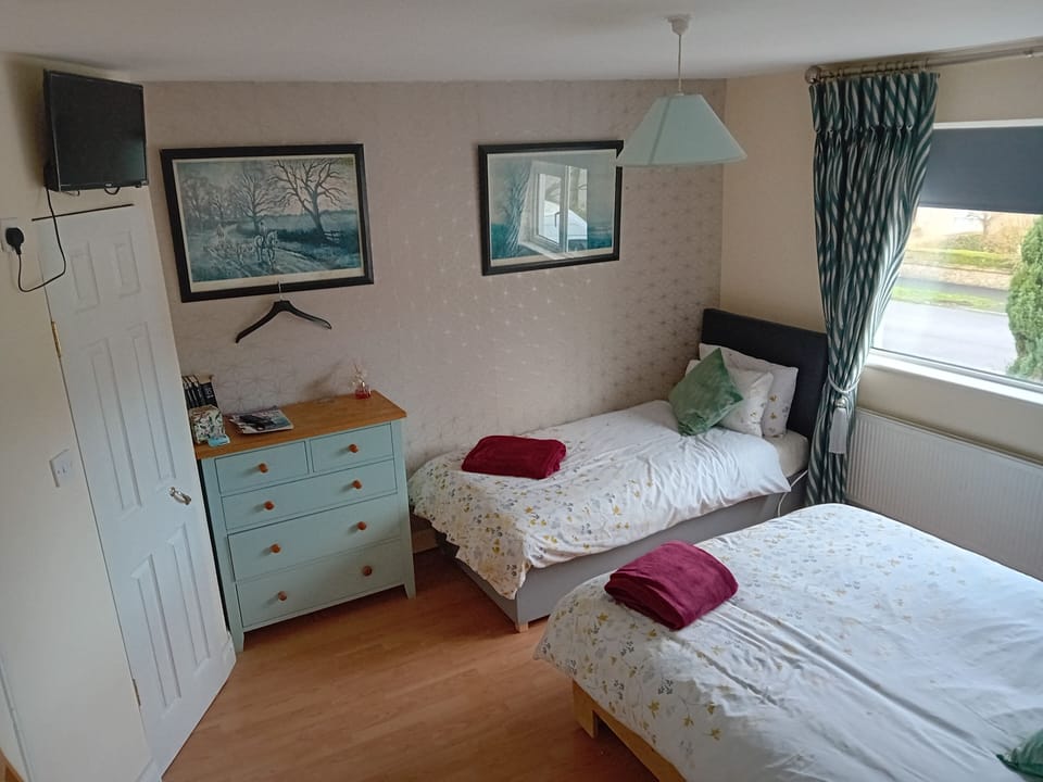 Deluxe Triple Room | Individually decorated, individually furnished, desk, blackout drapes