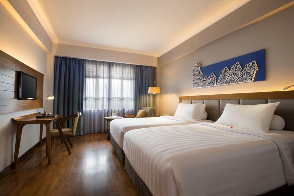 Deluxe Twin Room | Minibar, in-room safe, desk, soundproofing