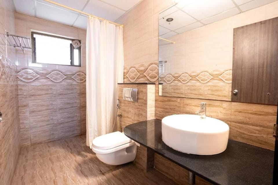 Shower, rainfall showerhead, free toiletries, towels