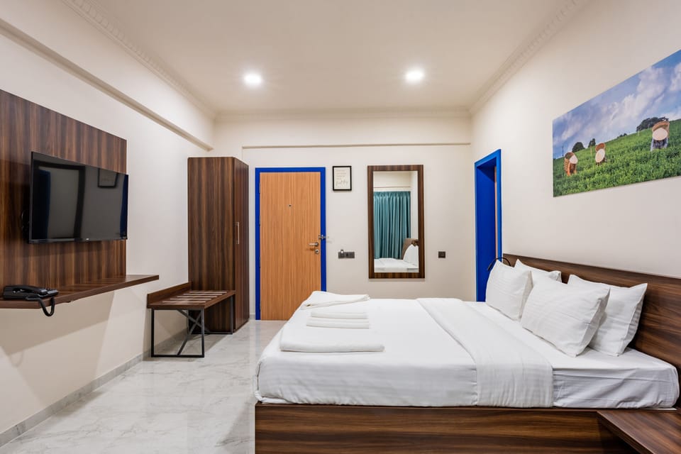 Deluxe Room | 1 bedroom, desk, laptop workspace, blackout drapes